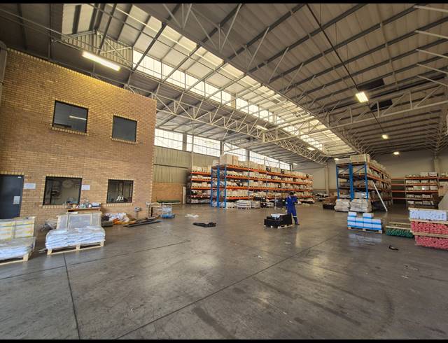 4,990M² WAREHOUSE TO LET IN GOSFORTH PARK